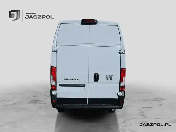 Biały Fiat Ducato z tyłu, gotowy do pracy. Grupa Jaszpol.