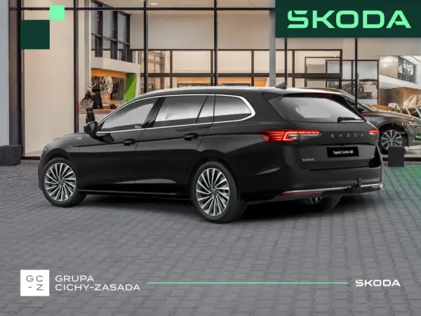 Elegancki czarny Skoda Superb Combi L&K stoi przed salonem.