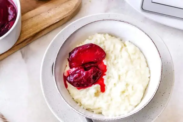 Cremiger Milchreis, perfekt zubereitet im Thermomix, mit süßen roten Früchten garniert. Ein Genuss!