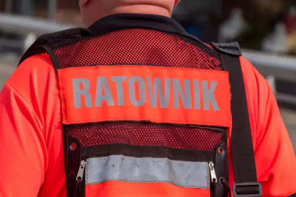 Ratownik medyczny w pomarańczowej kamizelce. Zastanawiasz się, ile zarabia ratownik medyczny?