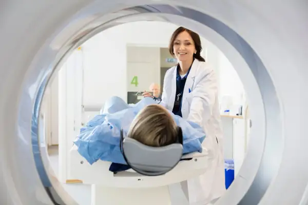 Lekarka przygotowuje pacjentkę do badania cholangiografii w aparacie rezonansu magnetycznego.