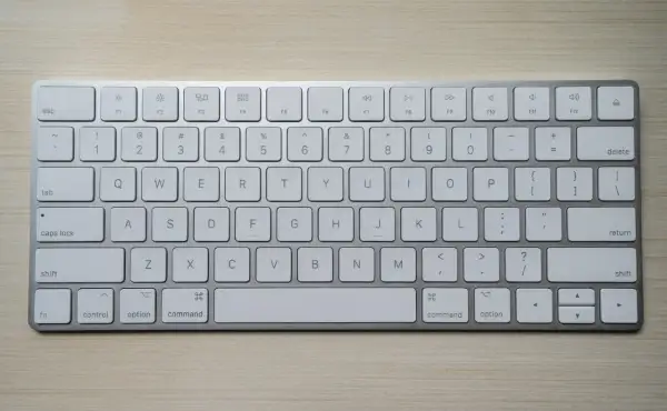 Klawiatura Apple. Skrót klawiszowy nowy folder: Command + Shift + N.