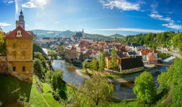 Idyllisches Panorama von Český Krumlov, Tschechien. Ein Fluss schlängelt sich durch die Stadt mit roten Dächern. Perfekt für Camping in Tschechien.
