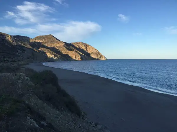La playa del Algarrobico, con sus montañas doradas por el sol y el mar azul, invita a la calma.