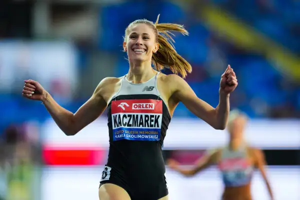 Uśmiechnięta biegaczka Kaczmarek świętuje zwycięstwo, być może ustanawiając rekord świata na 5km.