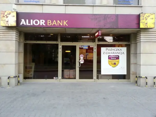 Elegancka fasada oddziału Alior Bank z neonem i informacją o pożyczce.