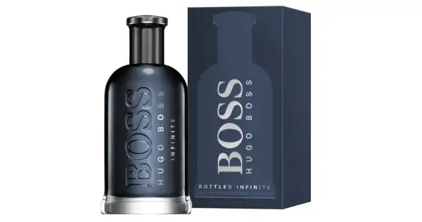 Flakon i pudełko perfum Hugo Boss Bottled Infinite. Elegancki, ciemnogranatowy zestaw, który sprawdzi się jako prezent.