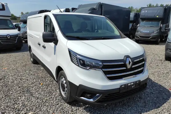 Biały bus osobowy Renault. Szukasz odpowiedzi, jaki bus osobowy jest najmniej awaryjny? Ten model może być dobrym wyborem.