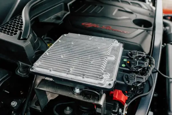 Unidad de control electrónico de un Alfa Romeo. El calor o la humedad pueden ser causas de porque se estropea la centralita de un coche.