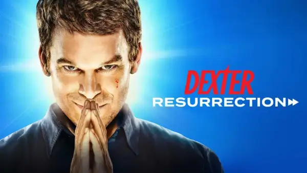 Dexter: Resurrection Sverige. En intensiv blick från Dexter Morgan, med händerna knäppta.