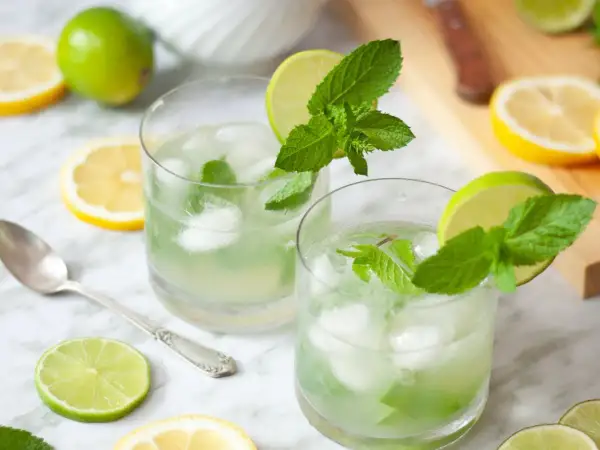 Orzeźwiająca lemoniada z cytryny i limonki z miętą, idealna na upalne dni. Oto jak zrobić lemoniadę z cytryny.