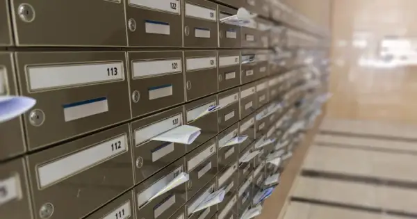 Rząd numerowanych skrytek pocztowych, niektóre z listami. Wyobraź sobie, że każdy z nich ma swój unikalny kod pocztowy Warszawa.
