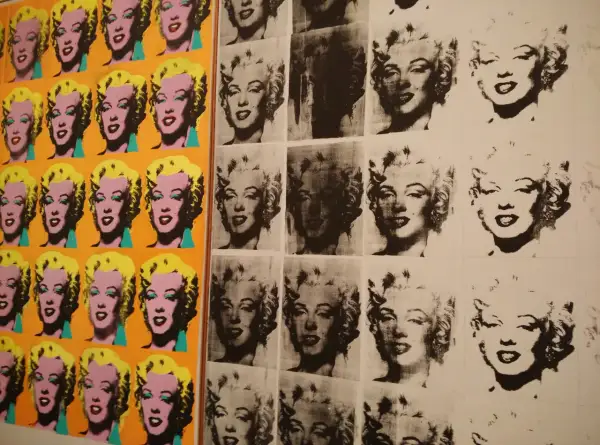 Ikony Marilyn Monroe w kolorze i czerni i bieli, tworzące ikoniczną sztukę pop art.
