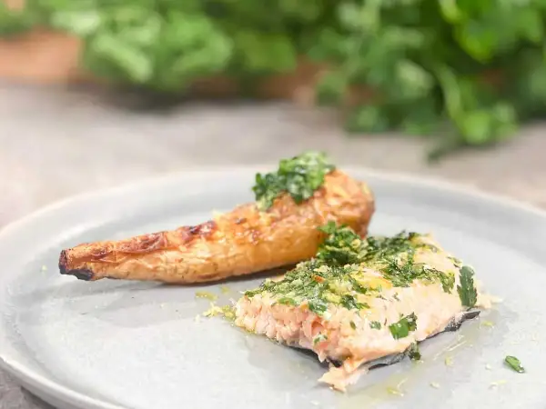 Ugnsbakad lax och rotfrukt med en fräsch gremolata. Ett enkelt gremolata recept som lyfter hela rätten.