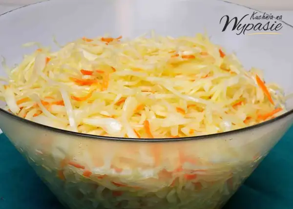 Pyszna surówka z białej kapusty jak u chińczyka, z dodatkiem marchewki, w szklanej misie. Idealna do obiadu!