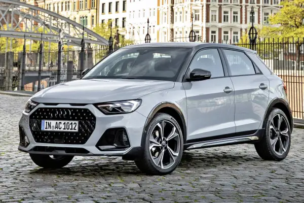 Szary Audi A1 na brukowanej ulicy. Stylowy miejski samochód, którego a1 wymiary idealnie pasują do ciasnych zakamarków miasta.