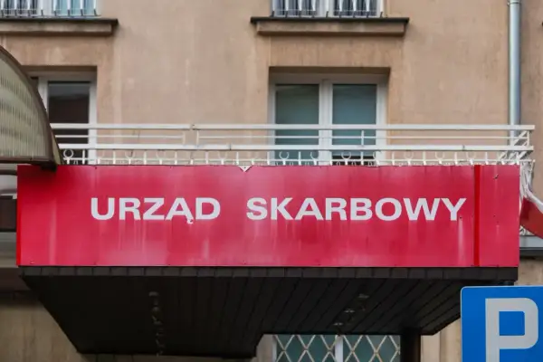 Czerwony szyld "Urząd Skarbowy" nad wejściem. Zastanawiasz się, jakie pytania zada urząd skarbowy po wpłynięciu milionów z zagranicznej loterii?