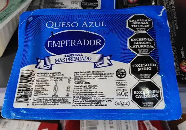 Queso azul Emperador, con advertencias de exceso en grasas y calorías. Ideal para quienes buscan un sabor intenso sin preocuparse por las calorías del queso azul.