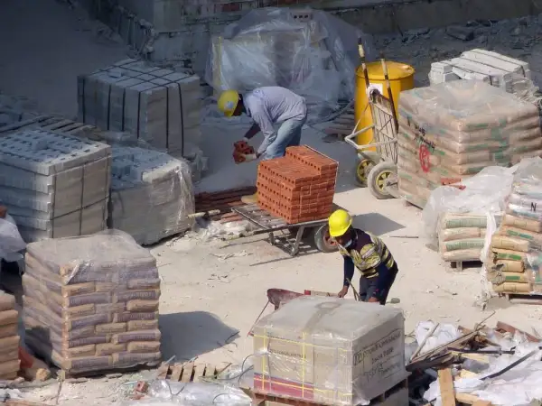 Ile taczek betonu z worka cementu? Oblicz i uniknij strat
