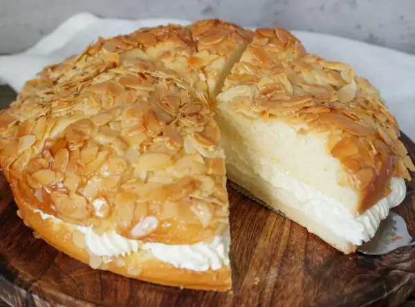 Ein köstlicher Bienenstich-Kuchen, gebacken in einer Springform, mit einer üppigen Sahnefüllung und knusprigen Mandeln.