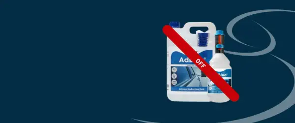 Två behållare med AdBlue, en stor dunk och en mindre flaska, med en röd diagonal linje över som indikerar "OFF". Ett problem med AdBlue kan lösas med dessa.