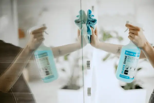 Płynem z alkoholem umyjesz tłuste okna. Wygodny spray i ściereczka pomogą uzyskać idealną czystość.