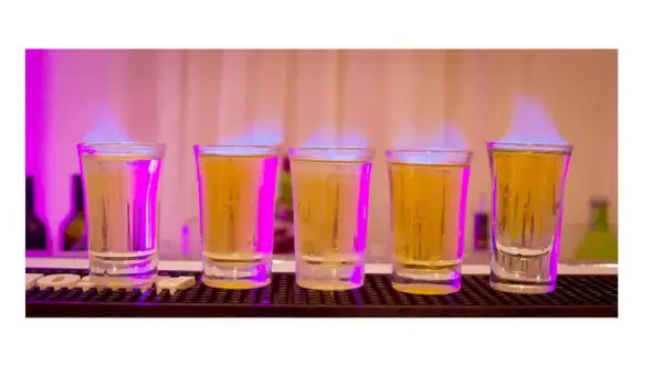 Kieliszek wódki ile to piwa? Zaskakujące porównanie alkoholu