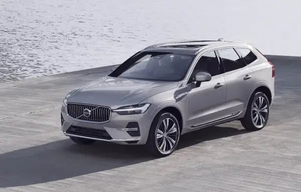 Elegancki, srebrny Volvo XC60 T6 prezentuje się nad wodą.