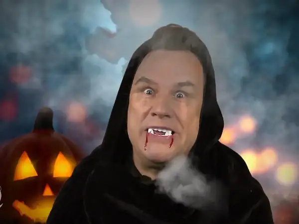 Ein Mann mit Vampirzähnen und blutigen Lippen, im Hintergrund eine leuchtende Kürbislaterne. Vielleicht die wahre Bedeutung von Halloween?