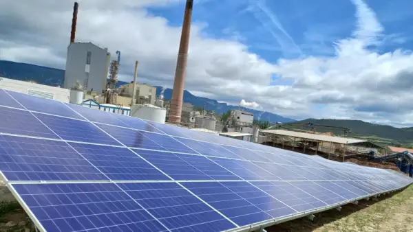 Paneles solares en Navarra, un paso hacia la sostenibilidad. La industria se moderniza con subvenciones para placas solares, aprovechando la energía limpia.