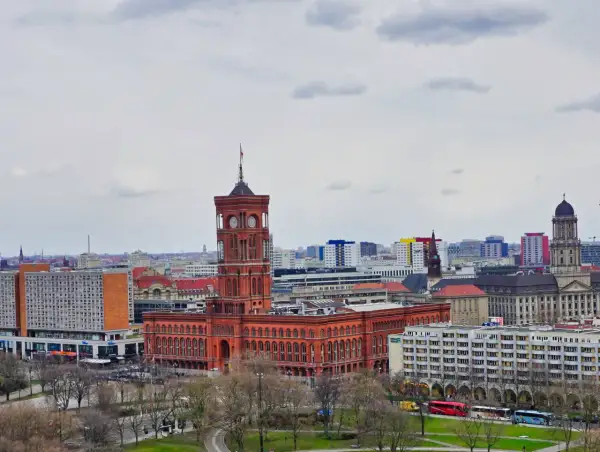 Das Rote Rathaus Berlin, ein imposantes Backsteingebäude mit Turm, dominiert die Stadtsilhouette.