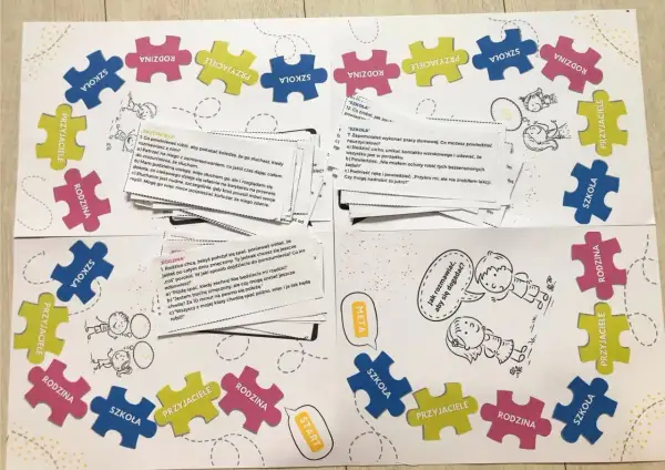 Plansza z puzzlami "Kim jestem? 20 odpowiedzi" zachęca do rozmów o relacjach z rodziną, przyjaciółmi i w szkole.