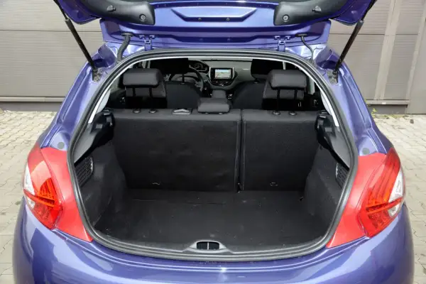 Bagażnik Peugeota 208, pokazujący jego przestronność, idealny do codziennych potrzeb. Sprawdź peugeot 208 wymiary.