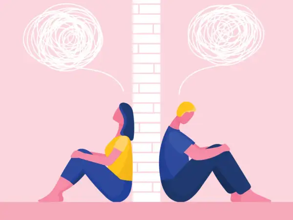 Coppia seduta schiena contro schiena, separata da un muro. Pensieri confusi simboleggiano la paura di essere feriti e la difficoltà di comunicazione.