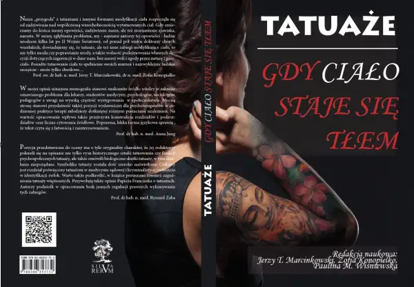 Kobieta z tatuażami na ramionach i przedramionach. Książka "Tatuaże. Gdy ciało staje się tłem" porusza temat, czy sędzia może mieć tatuaż.