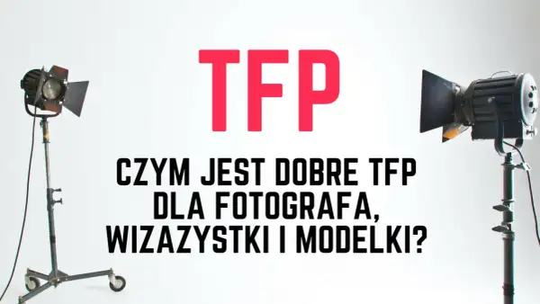 Dwa reflektory studyjne i napis "TFP". Co to tfp? Dobre dla fotografa, wizażystki i modelki.