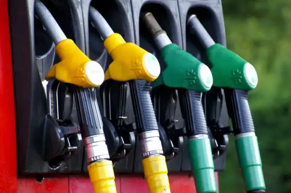 Pistolets de pompe à essence, certains jaunes pour le diesel, d'autres verts. Attention à ne pas mettre d'huile diesel dans un moteur essence !