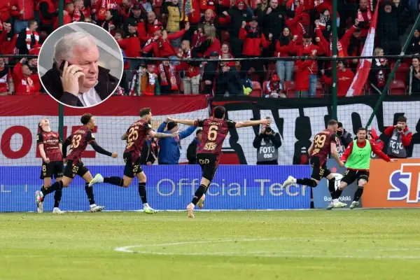 Andrzej Grajewski, prezes Widzewa, rozmawia przez telefon podczas meczu. Piłkarze świętują bramkę.
