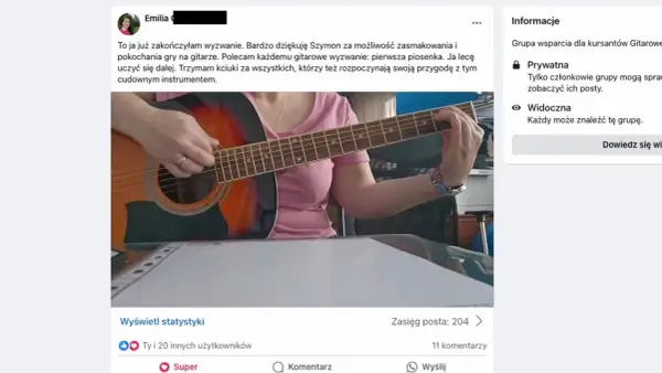Kobieta gra na gitarze, ucząc się grać. To świetny sposób na rozpoczęcie przygody z tym instrumentem, jak grać na gitarze.