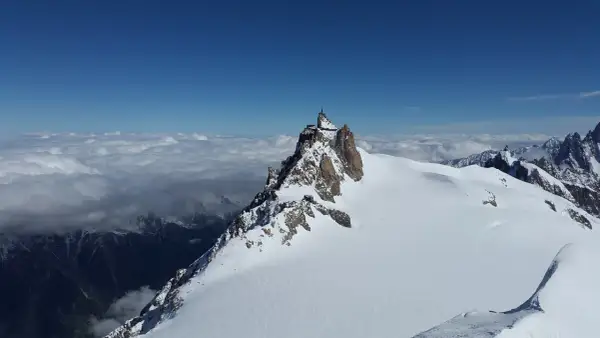 Szczyt Aiguille du Midi, gdzie są Alpy, góruje nad morzem chmur.