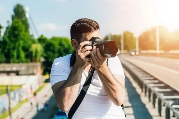 Czym zajmuje się fotograf? Od pasji do biznesu przewodnik eksperta