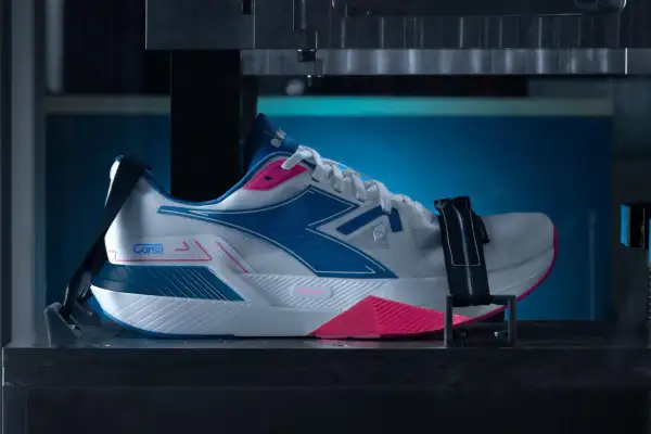 Scarpa da diadora running "Corsa" in fase di test, con dettagli blu e fucsia, pronta per la velocità.