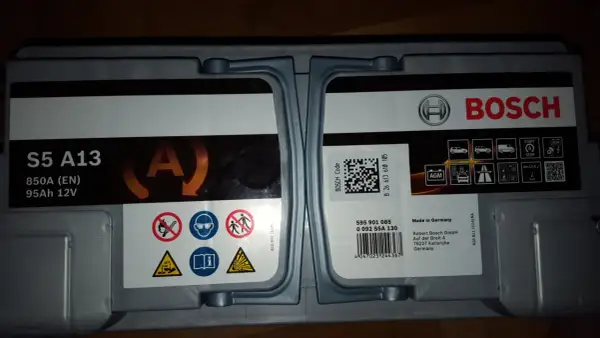 Akumulator Bosch S5 A13, 95Ah 12V. Na etykiecie widoczny kod QR i numer seryjny, które mogą posłużyć do sprawdzenia daty produkcji akumulatora.