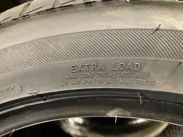 Co oznacza XL na oponie? To "Extra Load", czyli opona przystosowana do większego obciążenia (750 kg) i wyższego ciśnienia (50 PSI).