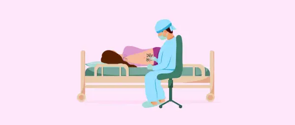 Médico administra epidural a paciente con tatuajes en la espalda.