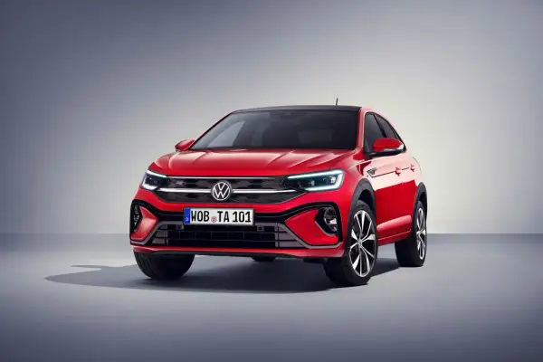 Czerwony Volkswagen Taigo VW z czarnym dachem i felgami, prezentujący sportowy design.