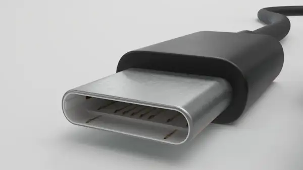 Zbliżenie na wtyczkę usb typu c, gotową do podłączenia.