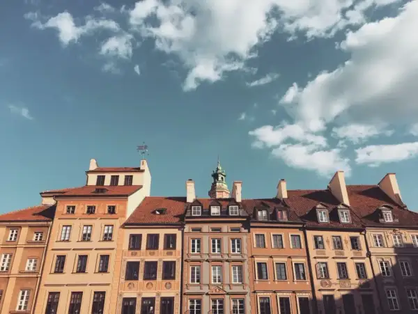Kamienice na Starym Mieście, z pewnością mają więcej niż 100 lat, by być zabytkiem.