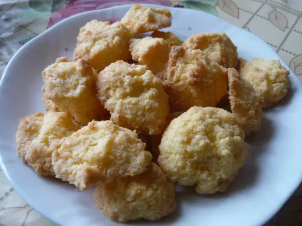 Stos pysznych, domowych ciastek z kleiku ryżowego, idealnych na podwieczorek.
