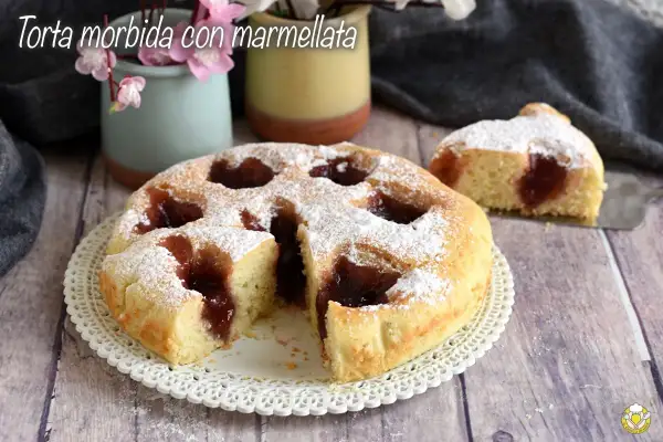 Torta soffice con un cuore goloso di marmellata, cosparsa di zucchero a velo. Perfetta per la colazione o la merenda.